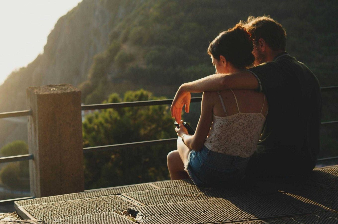 Best Romantic Travel Gifts: 12 Ideas That Beat Gear Every Time