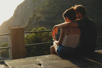 Best Romantic Travel Gifts: 12 Ideas That Beat Gear Every Time