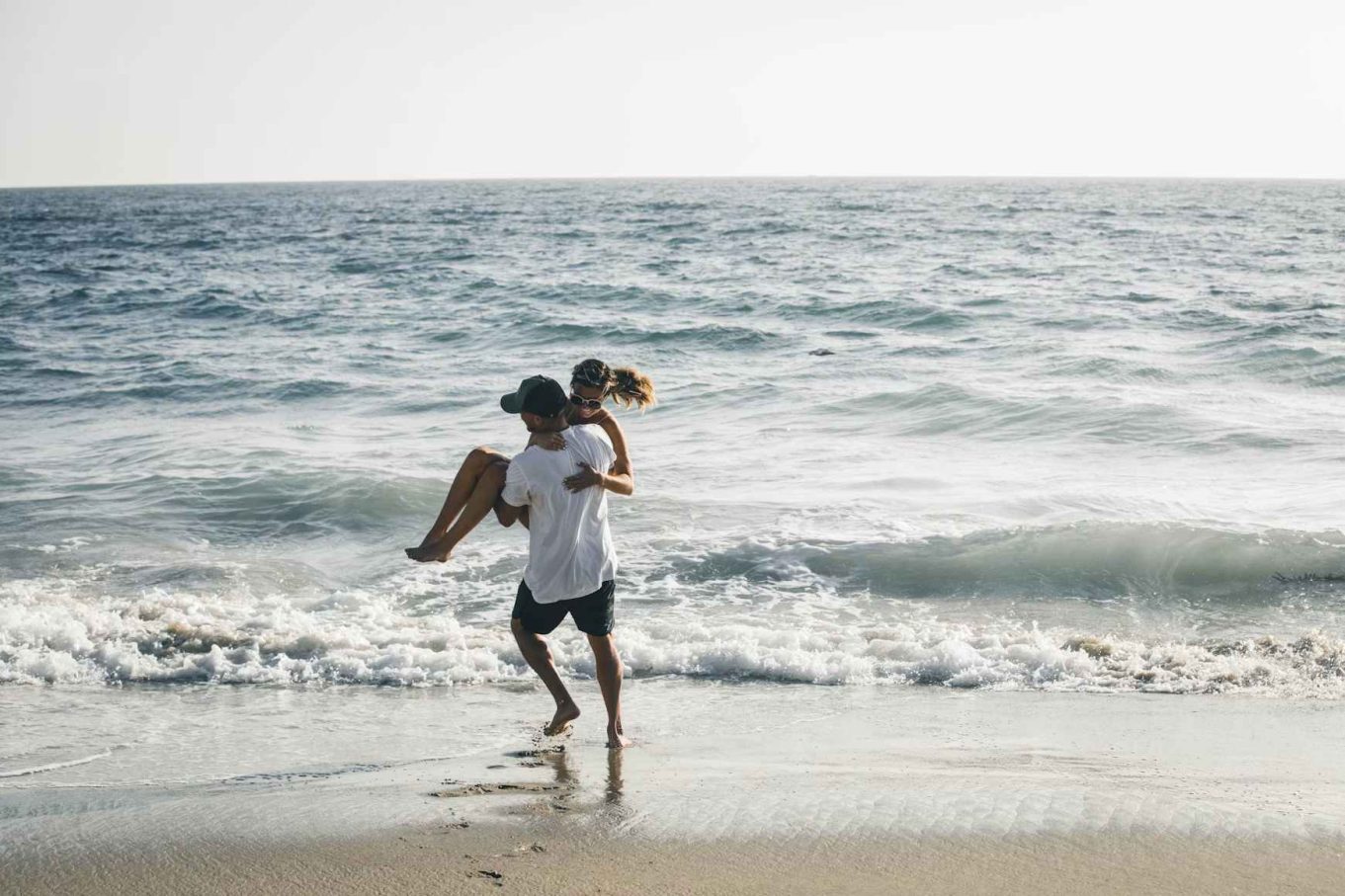 How to Plan a Honeymoon: The 2026 Couple's Guide (Timeline, Budget, Checklist)