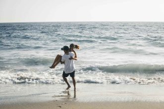 How to Plan a Honeymoon: The 2026 Couple's Guide (Timeline, Budget, Checklist)
