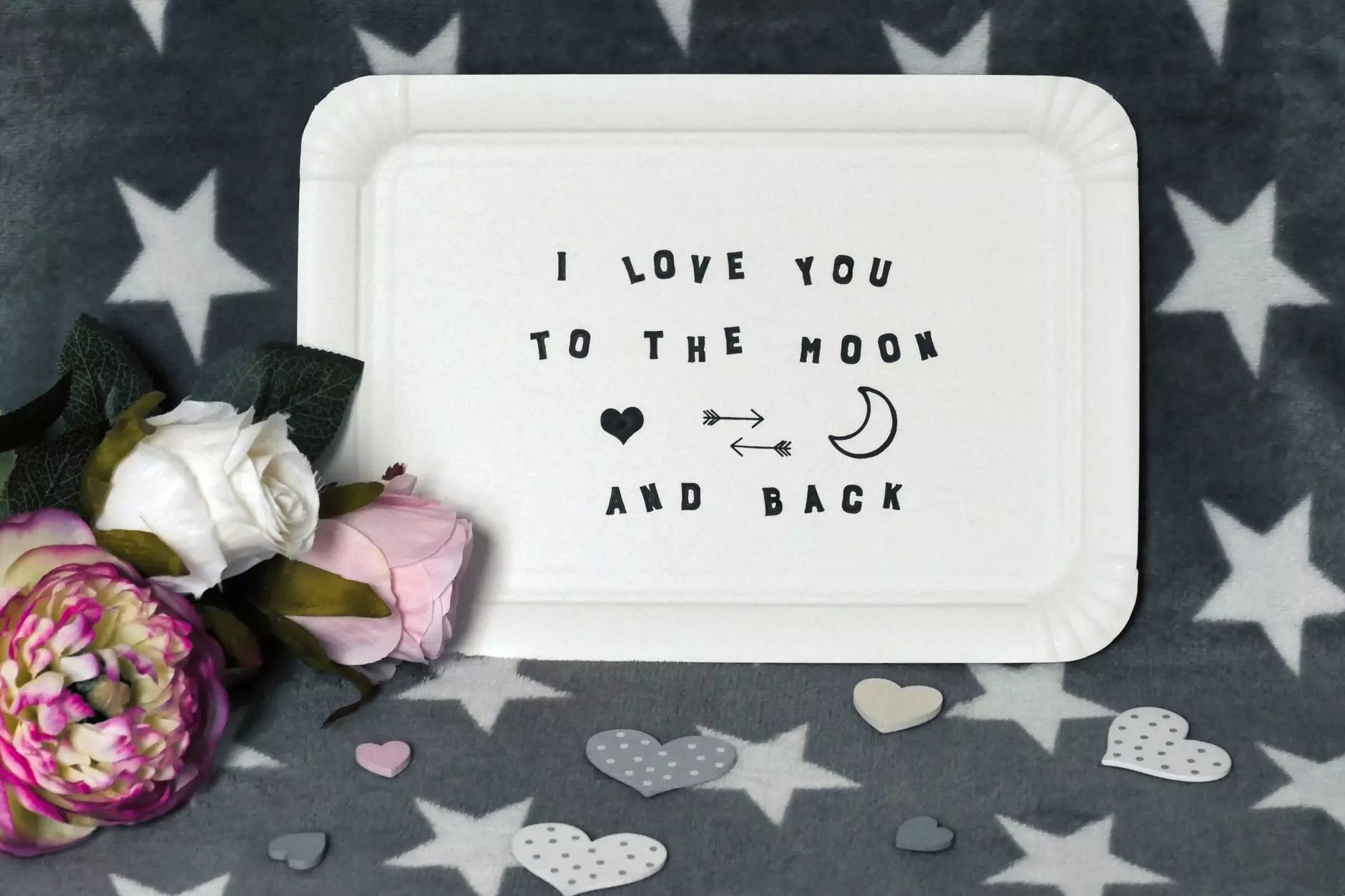Decorative paper tray with romantic text and flowers on a starry background, perfect for expressing love.